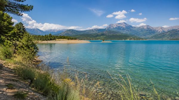 Pourquoi le lac de Serre-Ponçon est-il une destination incontournable ?