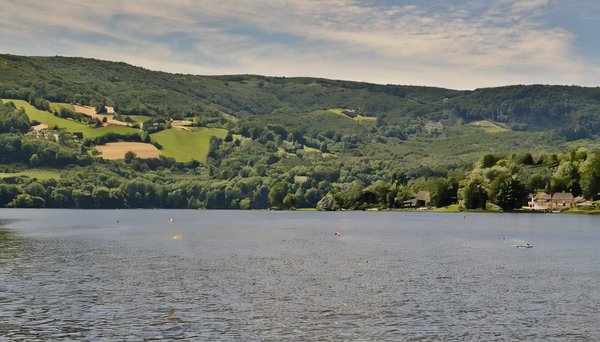 Les lacs incontournables à découvrir en aveyron avec le camping le lac aux oiseaux